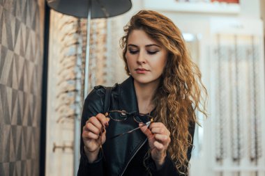  Kadın gözlük üzerinde çalışıyor.