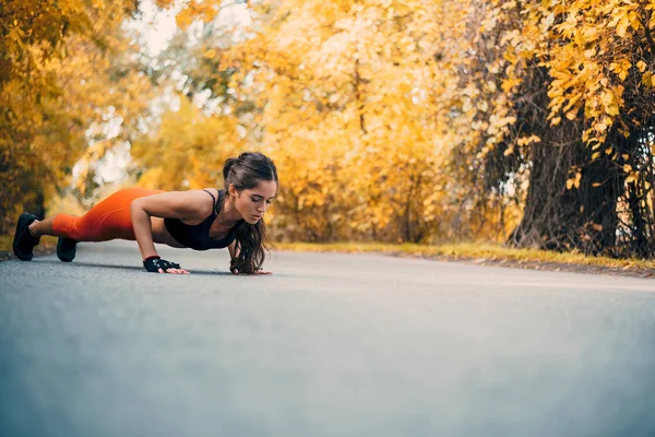 Fit mulher fazendo flexões — Fotografia de Stock