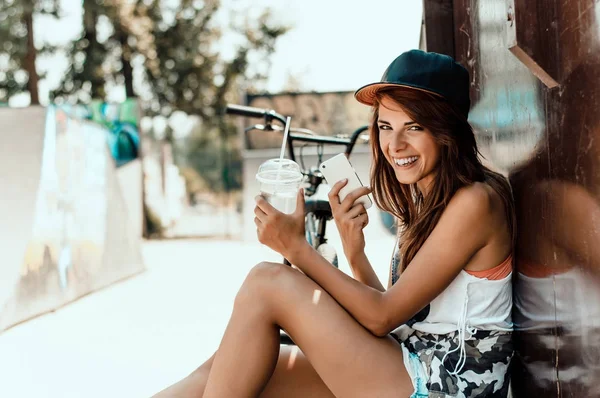 Menina elegante sentado ao lado de bicicleta — Fotografia de Stock