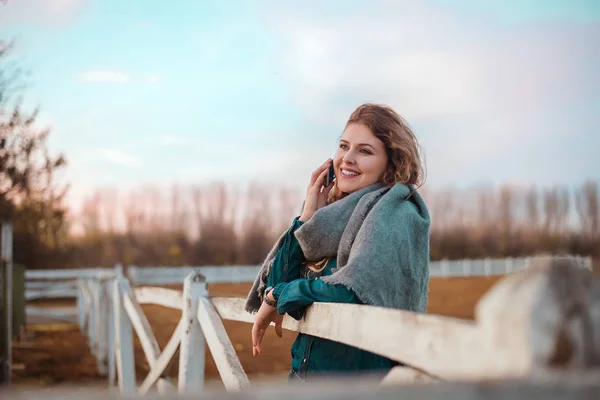 Fashionable young woman — Stock Photo, Image