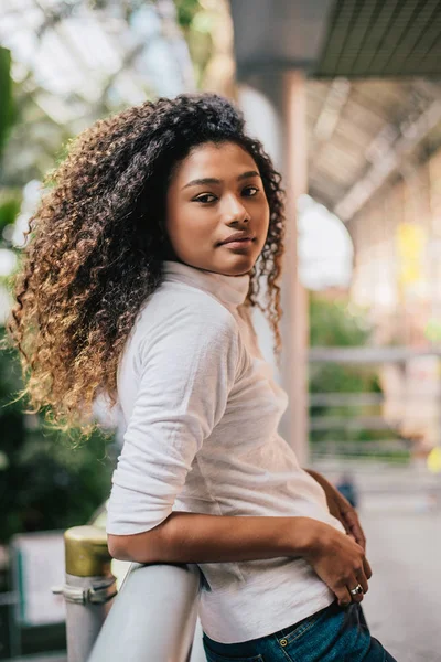 Mujer joven y elegante con el pelo rizado — Foto de Stock