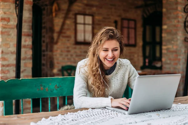 Junge Schriftstellerin mit Laptop — Stockfoto