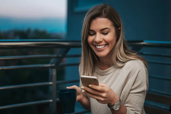 Frau telefoniert am Abend. — Stockfoto