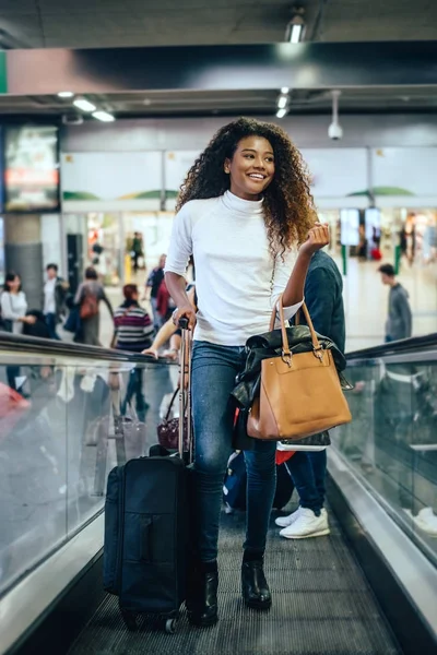 Young woman at stairs with luggage. — Stock Photo, Image