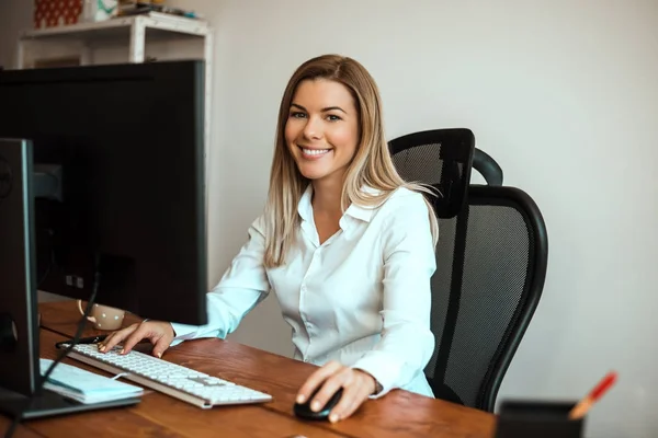 Porträt einer attraktiven Geschäftsfrau — Stockfoto