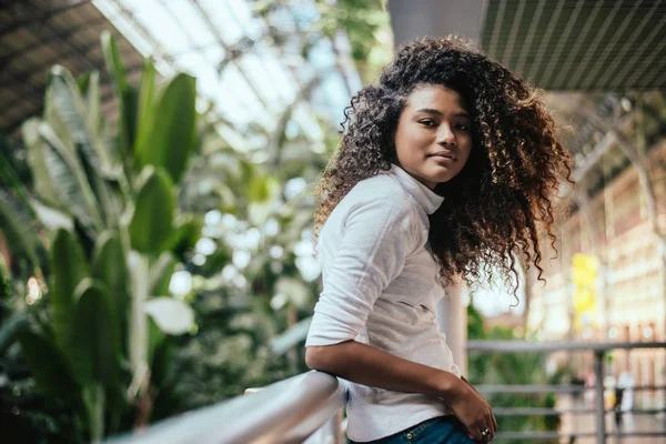 Joven mujer negra con peinado afro — Foto de Stock