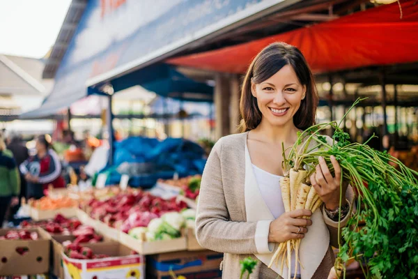 Retrato de mulher sorridente no mercado verde — Fotografia de Stock