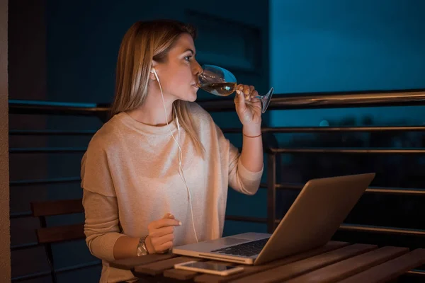 Красива молода жінка п'є вино — стокове фото
