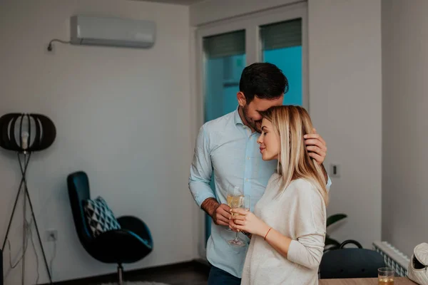 Jeune couple dans le salon — Photo