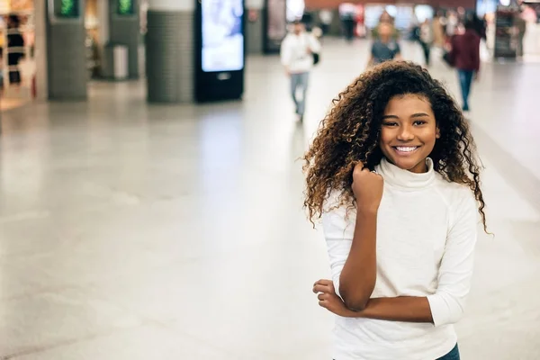 Sonriente joven en el centro comercial . — Foto de Stock