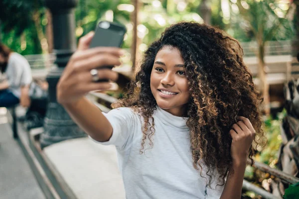 Mujer joven con peinado afro . — Foto de Stock