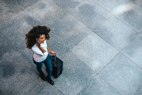 Mujer con bolsa de carro — Foto de Stock