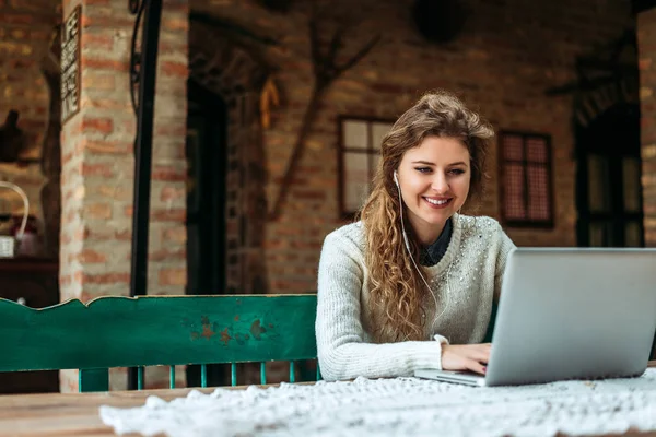 Блогер жінка використовує ноутбук зовні . — стокове фото