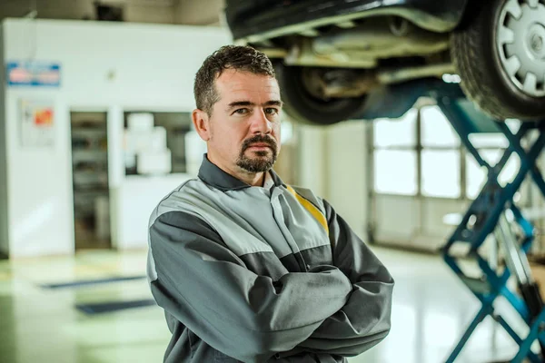 Auto zaměstnance v jeho obchodě. — Stock fotografie