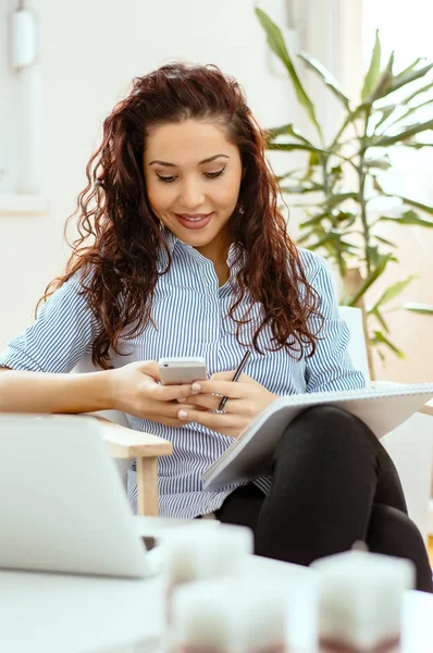 Femme dans sa maison en utilisant le téléphone — Photo