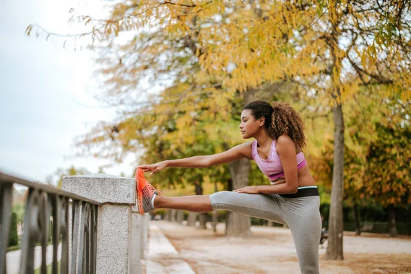 Jovem mulher exercitando — Fotografia de Stock