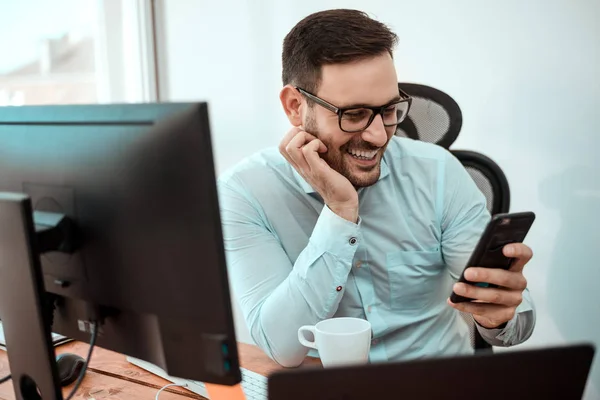 Joven hombre de negocios feliz sonriendo — Foto de Stock