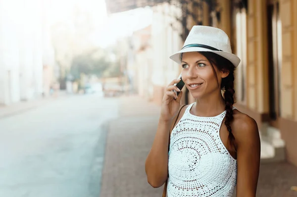 Mujer con sombrero usando teléfono móvil — Foto de Stock