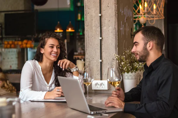 Geschäftsleute während eines Arbeitstreffens — Stockfoto