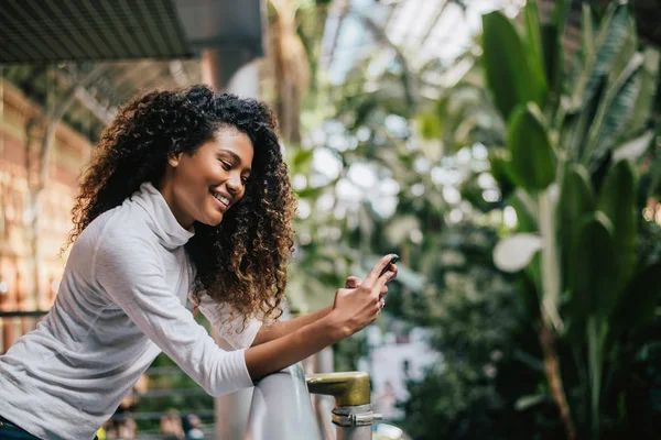 Girl  using her phone — Stock Photo, Image