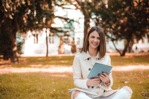 Mujer joven feliz con tableta digital — Foto de Stock