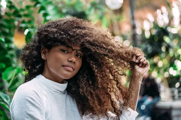 Mujer con un pelo afro — Foto de Stock