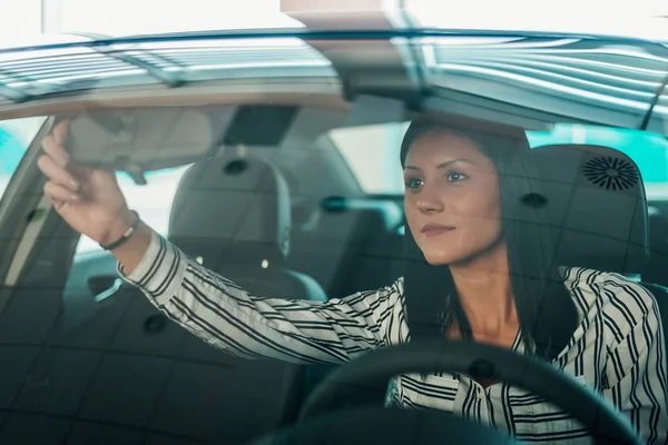 Schöne Frau sitzt im Auto — Stockfoto