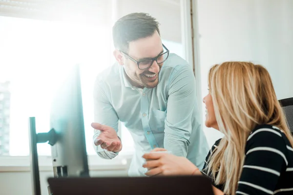 Zakenman en vrouw praten over project — Stockfoto