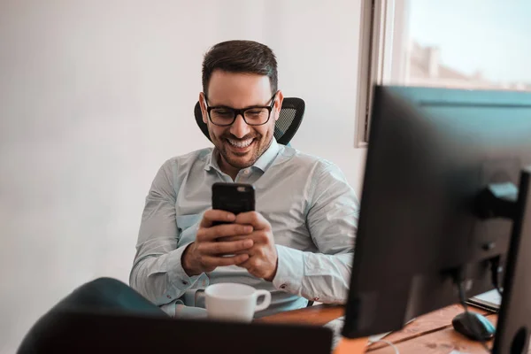 Feliz hombre de negocios sonriente en gafas —  Fotos de Stock