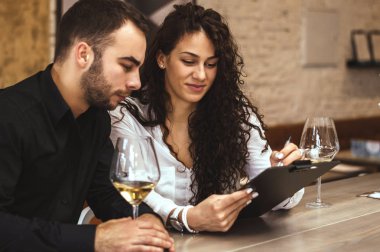 Modern iş insanların birlikte çalışma 