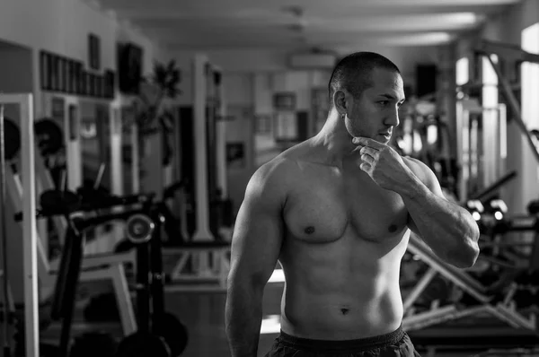 М'язистий чоловік у спортзалі — стокове фото