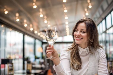 Şehir kafede oturan genç güzel kadın