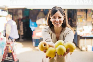 Kadın müşteri tutma elma