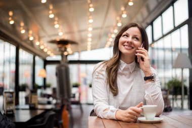 Kadın telefonda konuşurken Cafe Restaurant 