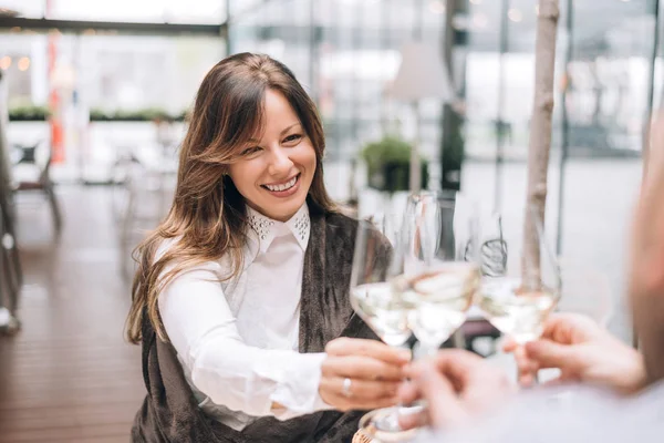 Esmer kadın tungur gözlük arkadaş grubu