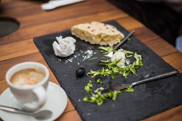 Placa de madeira depois de comer no restaurante . — Fotografia de Stock