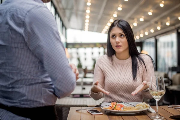 Ritratto di donna che si lamenta del cibo — Foto Stock