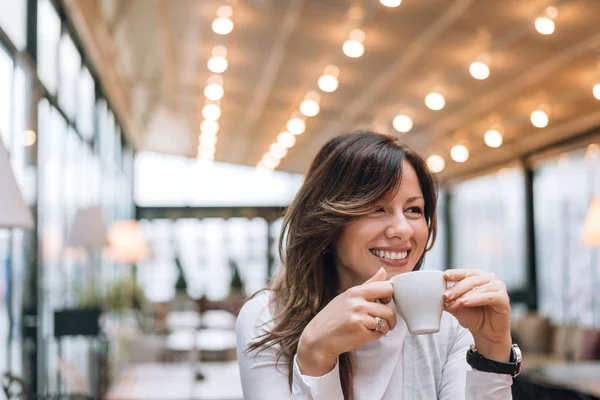 Potret menarik wanita minum kopi — Stok Foto