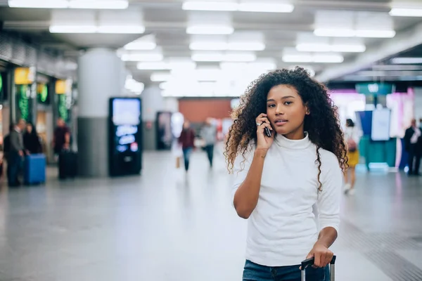 Viajando mujer joven con teléfono móvil — Foto de Stock