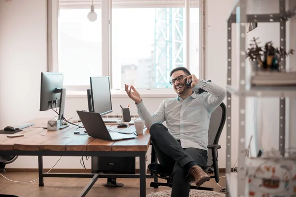 Mann telefoniert mit Handy — Stockfoto