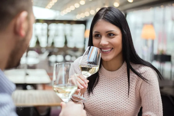 Mladá žena na rande s mužem v kavárně — Stock fotografie