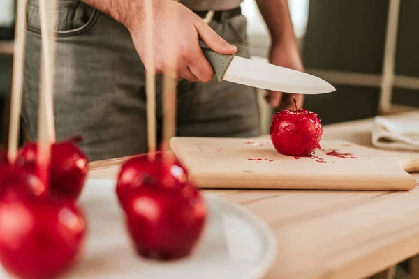 Mão cortando maçã doce . — Fotografia de Stock