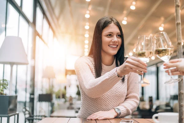 Woman celebrating with friend in cafe — Stock Photo, Image