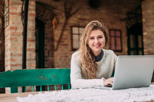 Молода приваблива жінка використовує ноутбук — стокове фото