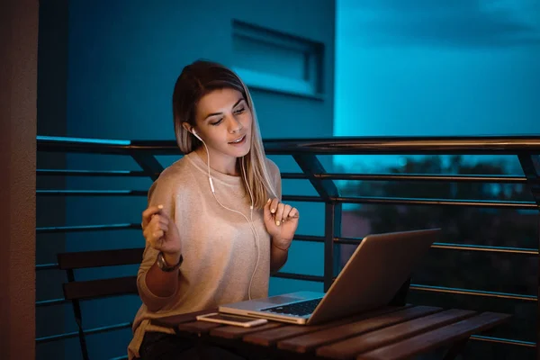 Красива жінка насолоджується музикою на ноутбуці — стокове фото