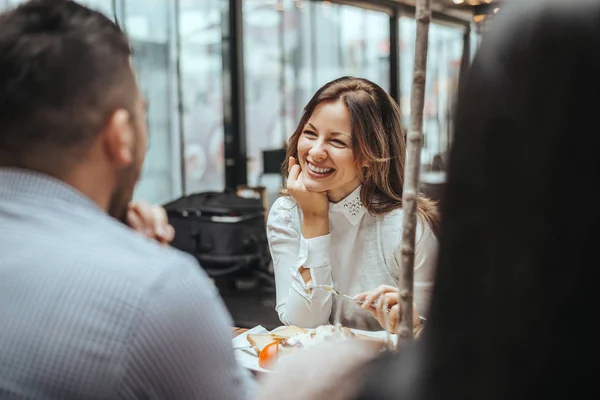 Groep van vrolijke vriend in restaurant — Stockfoto