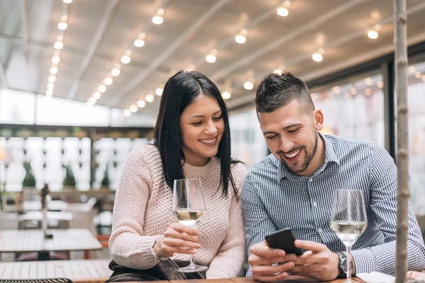 Smiling young couple sitting at coffee shop — Stock Photo, Image