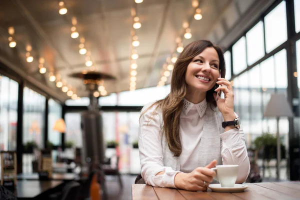 Молодая счастливая женщина разговаривает по мобильному телефону — стоковое фото
