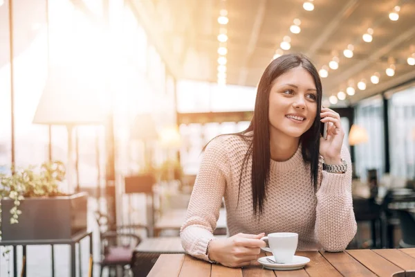 Mujer en café moderno beber café — Foto de Stock