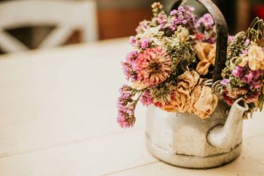 Rustik çay potu çiçeklenir